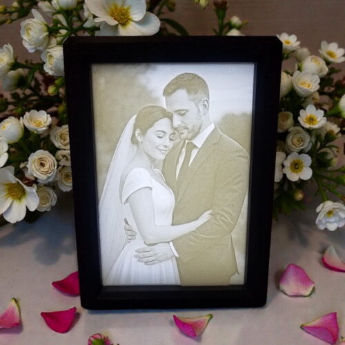 Lithophanie personnalisée représentant un couple de mariés enlacés, éclairée par l’arrière pour révéler chaque détail du portrait. Cette création en impression 3D met en valeur un moment de tendresse et d’émotion, idéal pour un cadeau unique et mémorable. Parfaite pour un présent de mariage, un anniversaire de couple ou une décoration personnalisée, cette lithophanie offre un rendu lumineux chaleureux et réaliste. Produit artisanal réalisé avec soin, conçu pour sublimer vos photos en objets décoratifs élégants et intemporels. Mots-clés : lithophanie personnalisée, cadeau personnalisé mariage, photo gravée 3D, impression 3D photo, idée cadeau couple, portrait lumineux, décoration personnalisée, cadeau unique, souvenir mariage, cadeau romantique.