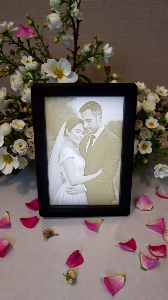 Lithophanie personnalisée représentant un couple de mariés enlacés, éclairée par l’arrière pour révéler chaque détail du portrait. Cette création en impression 3D met en valeur un moment de tendresse et d’émotion, idéal pour un cadeau unique et mémorable. Parfaite pour un présent de mariage, un anniversaire de couple ou une décoration personnalisée, cette lithophanie offre un rendu lumineux chaleureux et réaliste. Produit artisanal réalisé avec soin, conçu pour sublimer vos photos en objets décoratifs élégants et intemporels. Mots-clés : lithophanie personnalisée, cadeau personnalisé mariage, photo gravée 3D, impression 3D photo, idée cadeau couple, portrait lumineux, décoration personnalisée, cadeau unique, souvenir mariage, cadeau romantique.